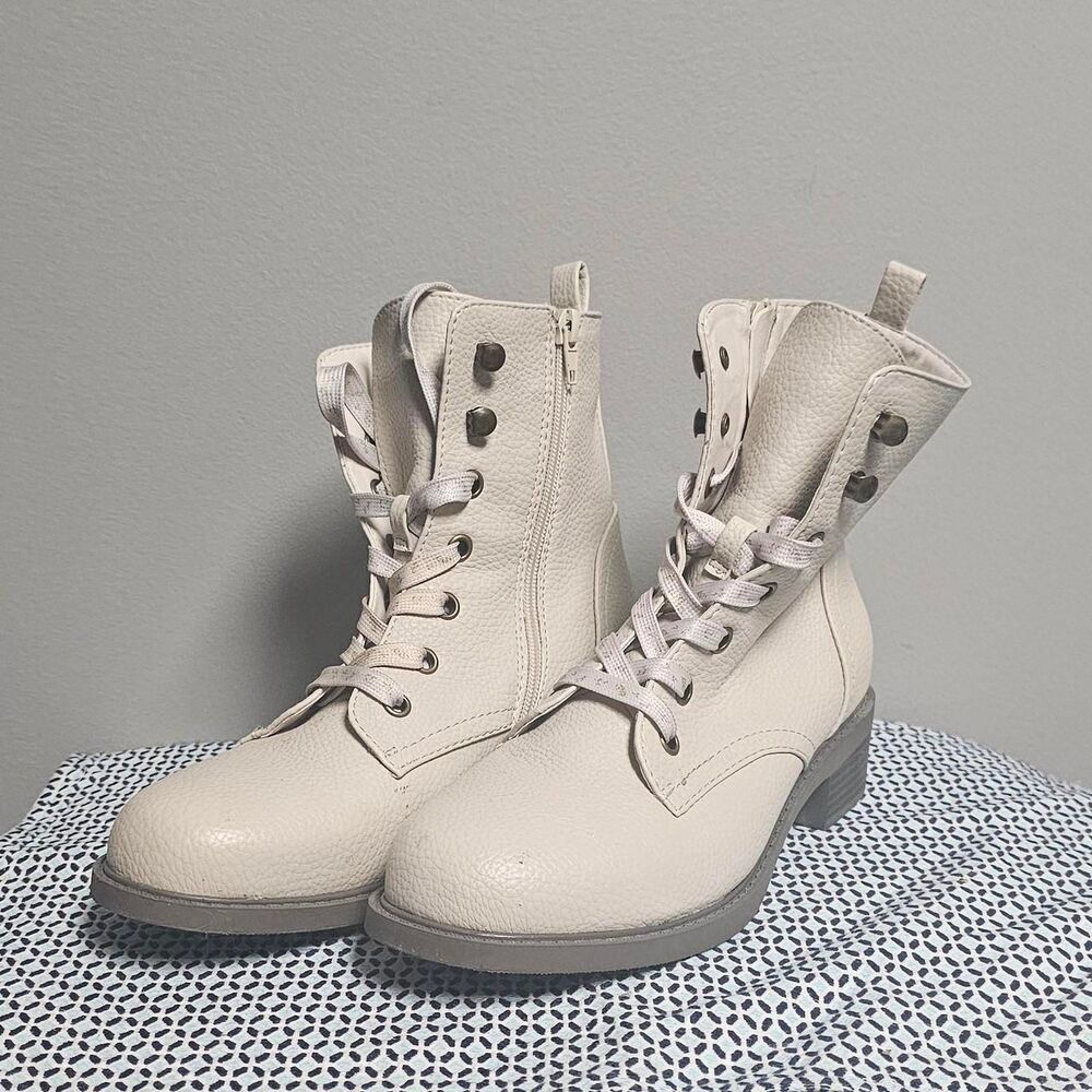 Maurices Women's Cream and Tan Boots
